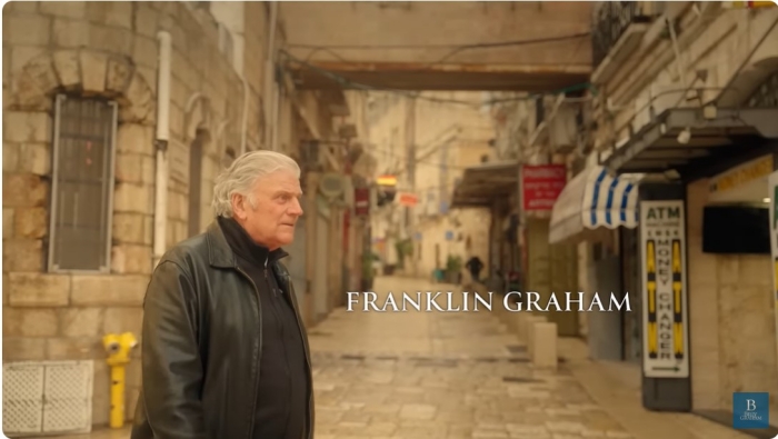 葛福臨牧師在耶路撒冷錄製復活節信息。（圖／YouTube@Billy Graham Evangelistic Association）